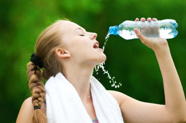 Uống nước đúng cách giúp làn da thêm tươi trẻ hơn