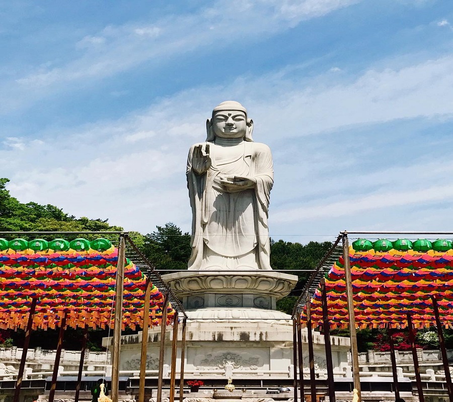 Du lịch Hàn Quốc khám phá vẻ đẹp cổ kính của ngôi đền Donghwasa