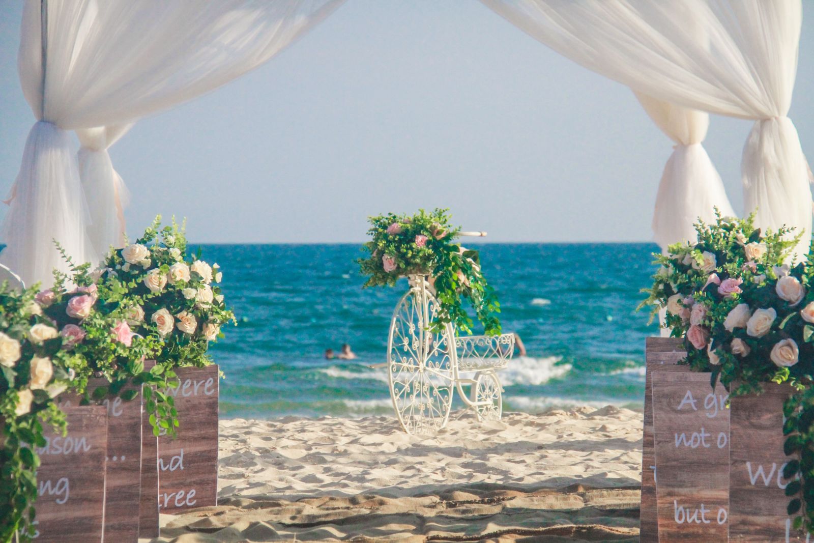 Những điều cần lưu ý khi tổ chức tiệc cưới trên bãi biển